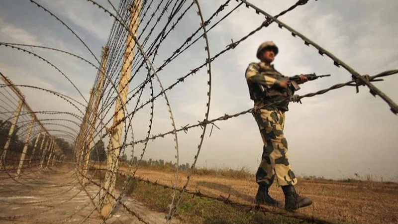 कटीले तार पार करने की कोशिश कर रहे बांग्लादेशी युवक को BSF ने गोली मारी, हालत गंभीर