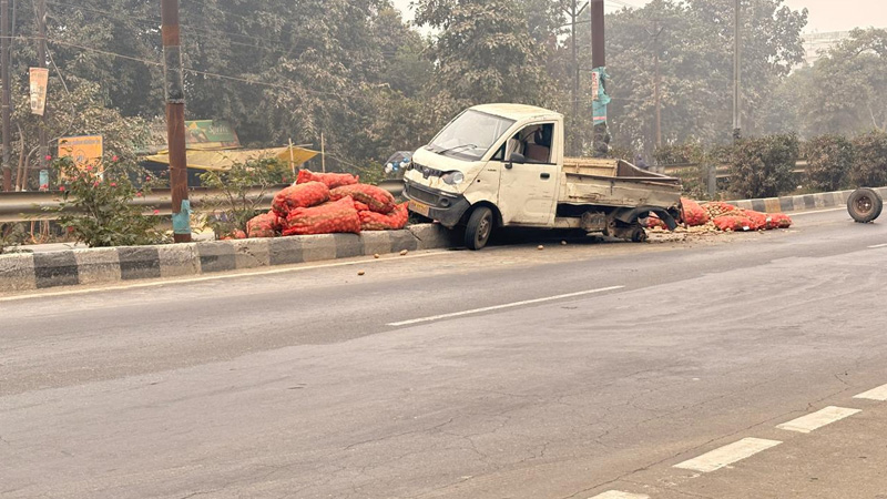 तेज रफ्तार का कहर: रोड डिवाइडर से टकराया पिकअप ट्रक, हाईवे पर मचा हड़कंप
